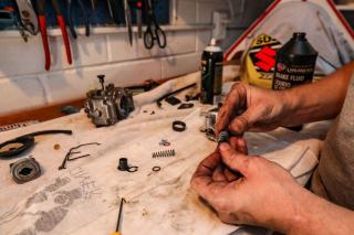 Pièce moto d'origine ou adaptable : comment choisir