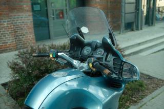 Saute-vent transparent monté sur le guidon d'un roadster