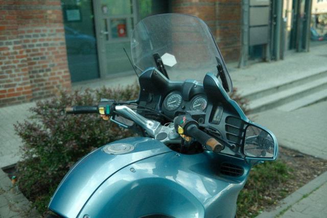 Écran de protection contre le vent sur une moto Saute-vent transparent monté sur le guidon d'un roadster