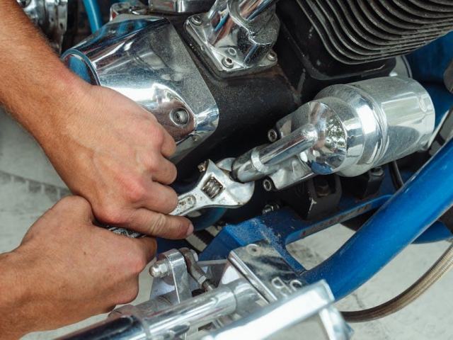 Entretien chaîne moto : graissage et remplacement du kit transmission Entretien chaîne moto : graissage et remplacement du kit transmission