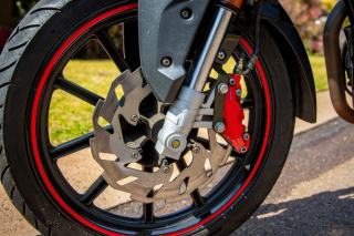 Freins moto : plaquettes, disques et liquide de frein